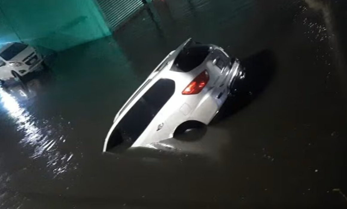 Provocan inundaciones fuertes lluvias en Chalco, Edomex
