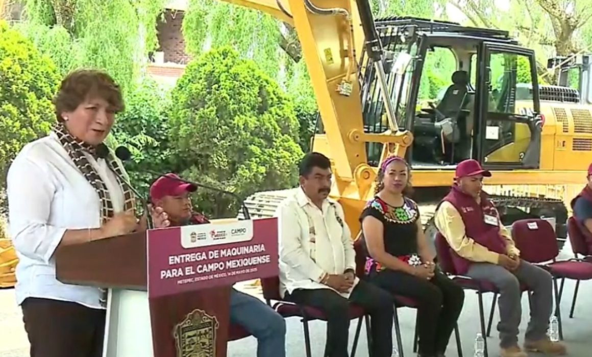 Entrega Delfina Gómez maquinaria chatarra para rescatar el campo