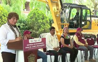 Entrega Delfina Gómez maquinaria chatarra para rescatar el campo