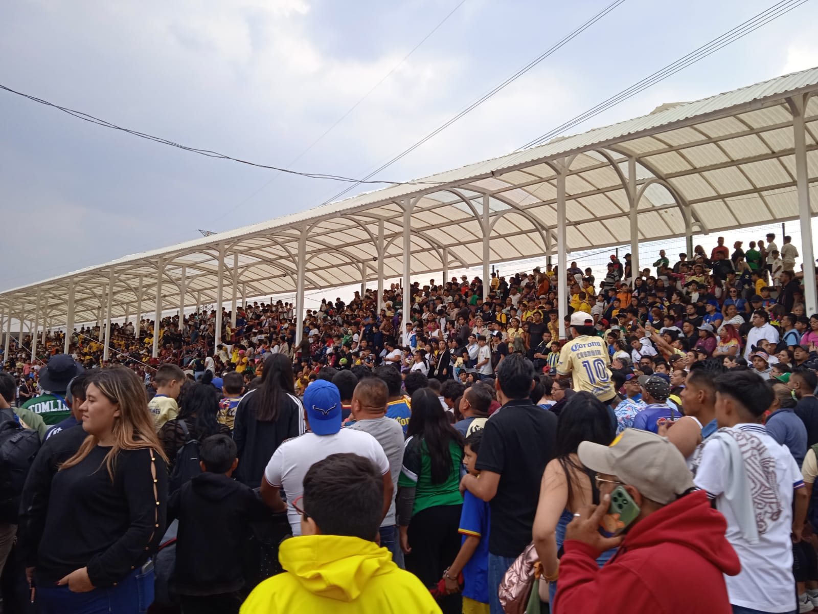 La gente en el deportivo Edson Álvarez