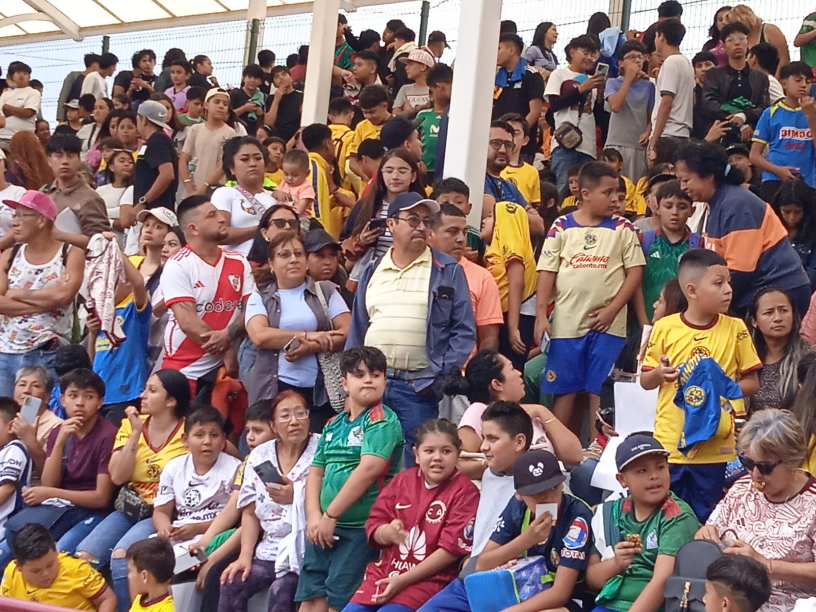 La gente en el deportivo Edson Álvarez