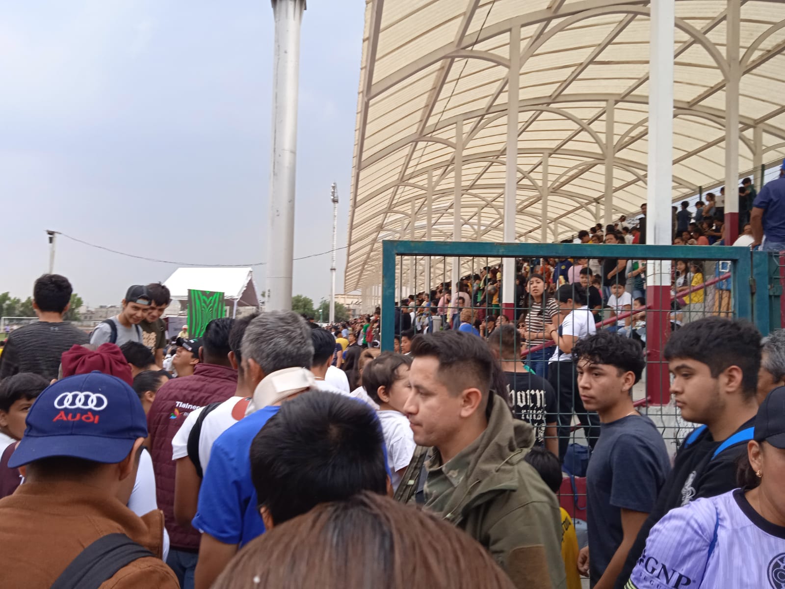 La gente en el deportivo Edson Álvarez