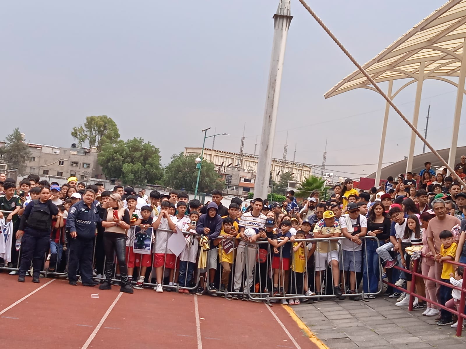 La gente en el deportivo Edson Álvarez