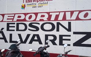 Edson Álvarez causa furor en inauguración de deportivo en su honor