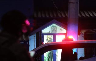 Disparan contra ciclista frente a altar en Tlalnepantla