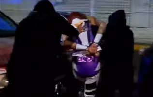 Suspenden a policías por participar en función de lucha libre