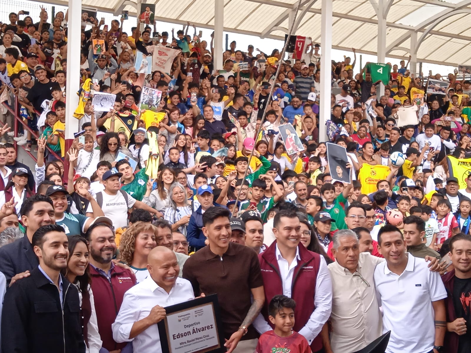 Edson Álvarez en la inauguración de su deportivo