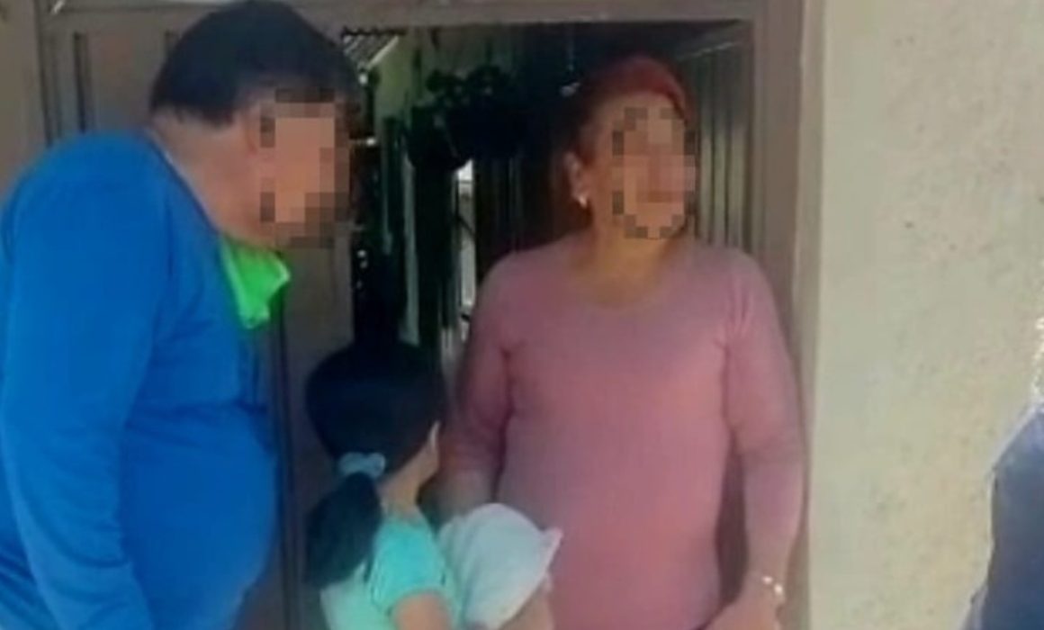 Huye de su padrastro y deambula por la carretera niña de 8 años
