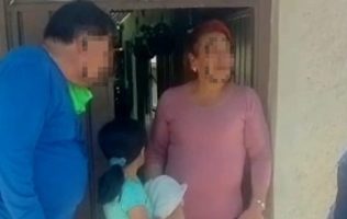 Huye de su padrastro y deambula por la carretera niña de 8 años