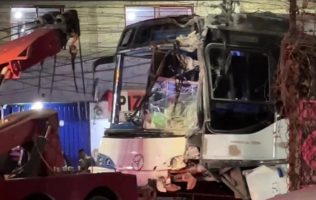 Pierde el control y se impacta contra una vivienda en Tlalnepantla