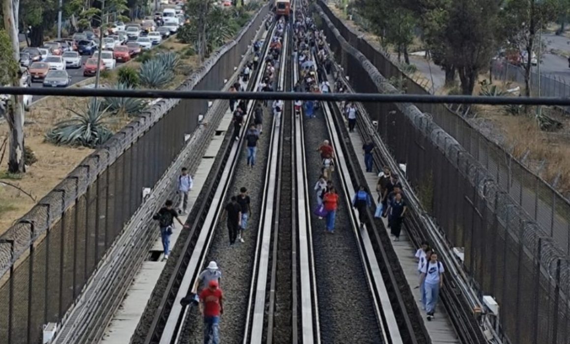 Avanza Línea B del Metro tras revisión y desalojo por vías