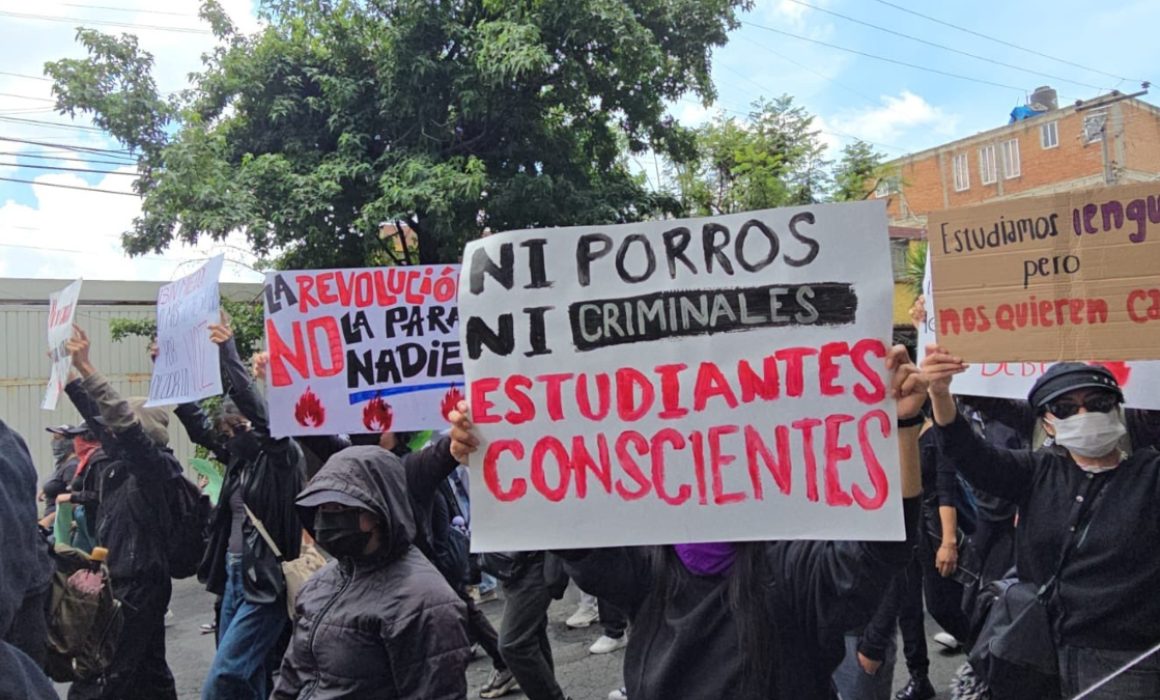 Avanza marcha de estudiantes de la UAEMex por principales vialidades