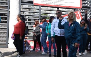 Se manifiestan docentes afuera del SMSEM