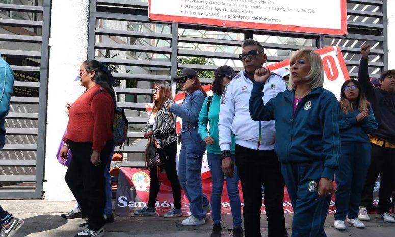 Se manifiestan docentes afuera del SMSEM