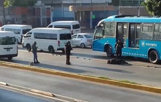 Atropella a mujer tras invadir carril del Mexibús en Coacalco; es detenido