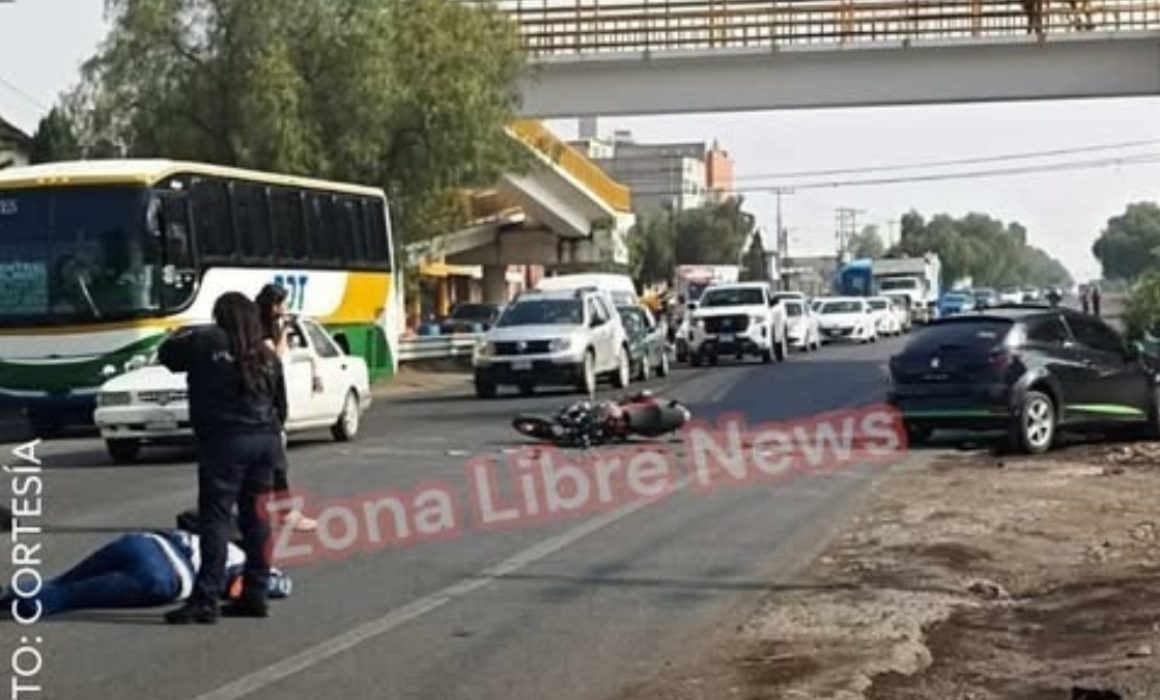 Se impacta contra auto y termina lesionado, en Tecámac