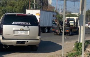 Muere motociclista al impactarse con tráiler en la carretera México-Texcoco