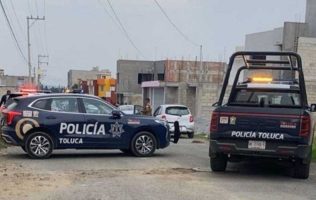 Ejecutan a masculino dentro de su vehículo en Toluca