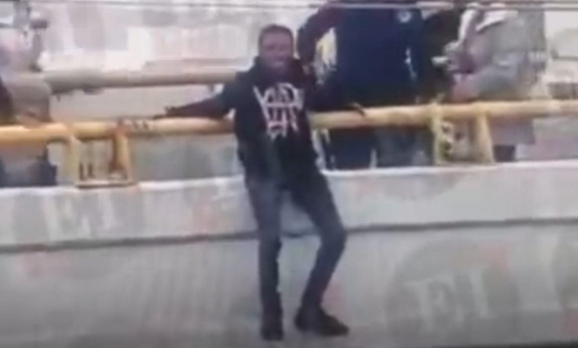 Evita policía que un hombre salte de un puente en Texcoco