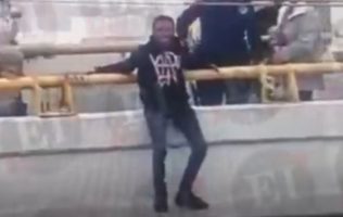 Evita policía que un hombre salte de un puente en Texcoco