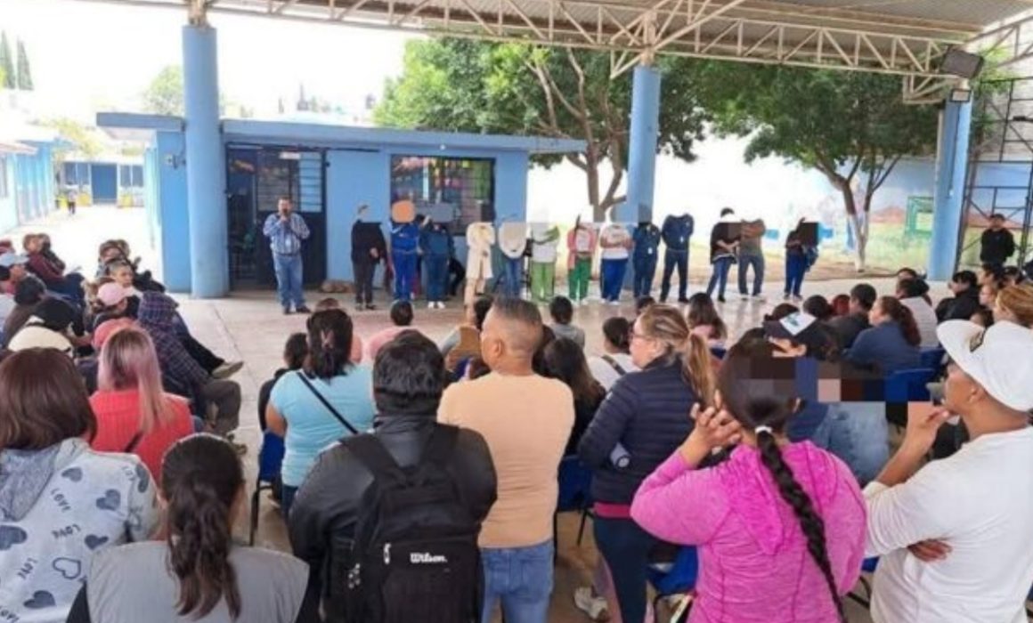 Denuncian padres y maestros extorsión en primaria de Texcoco