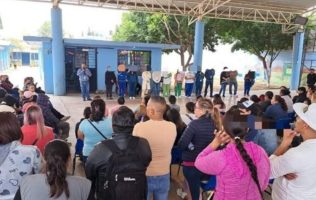 Denuncian padres y maestros extorsión en primaria de Texcoco