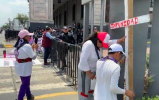 Acorralan a Delfina Gómez; exigen su renuncia por incompetente