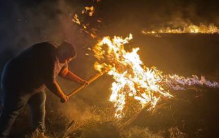 Denuncian pobladores quema de pastizales en Amecameca, Edomex