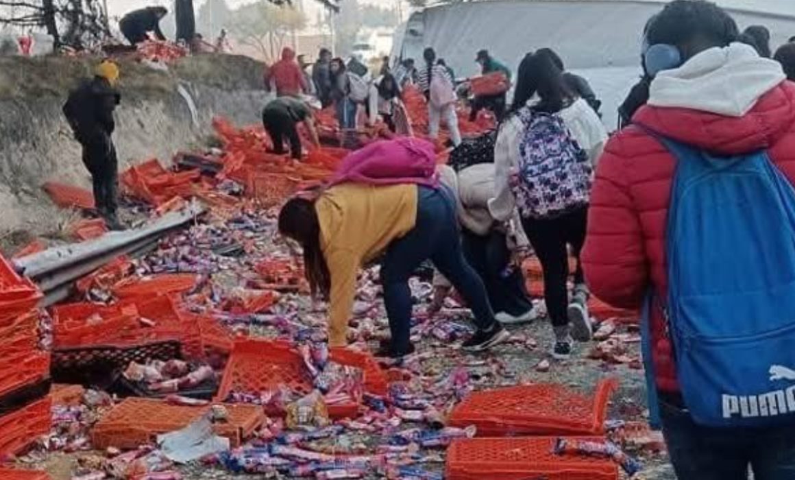 Vuelca tráiler lleno de galletas y lo rapiñan en la Toluca-Atlacomulco