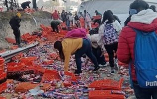 Vuelca tráiler lleno de galletas y lo rapiñan en la Toluca-Atlacomulco