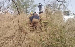Rescatan a hombre atrapado en canal de aguas negras en Cuautitlán