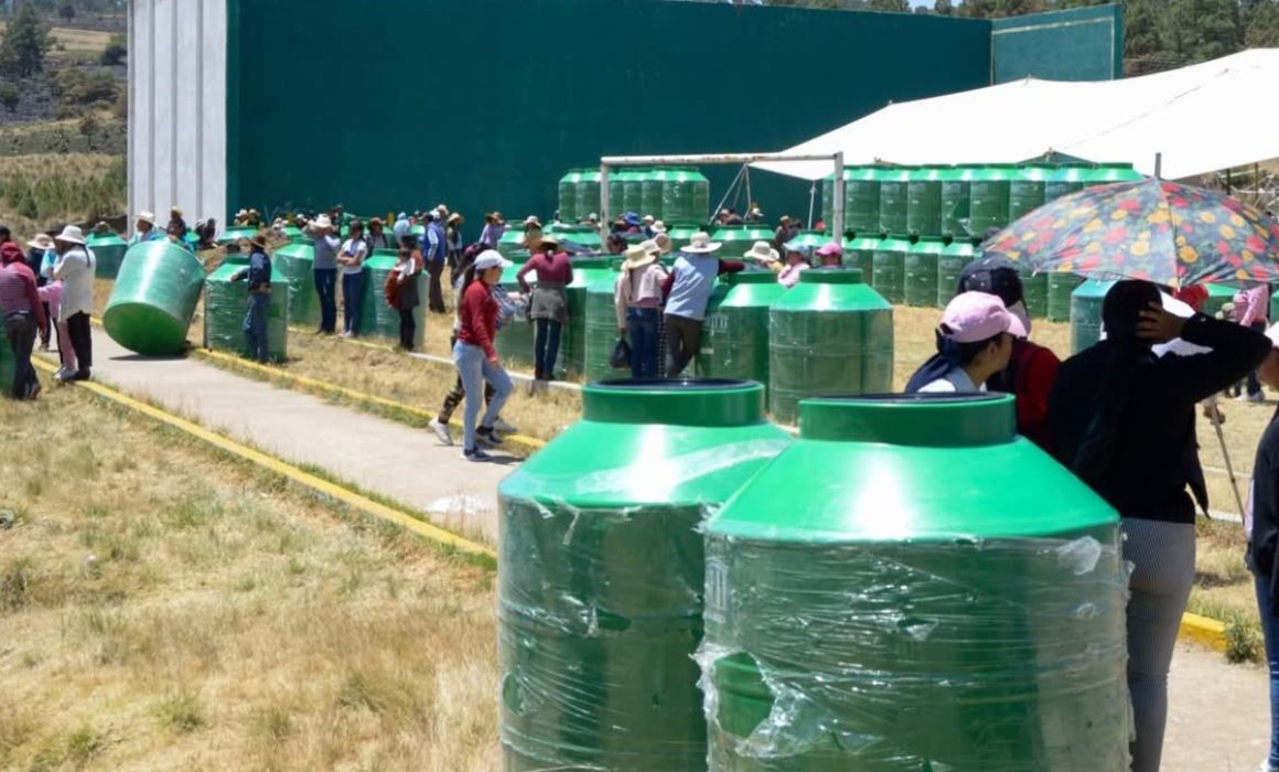 Regala tinacos alcalde de Almoloya de Juárez, pero no hay agua.