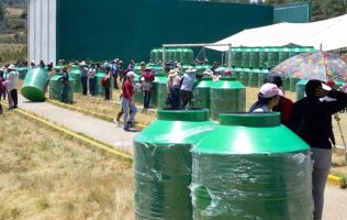 Regala tinacos alcalde de Almoloya de Juárez, pero no hay agua.