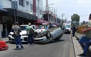 Provoca adulto mayor volcadura tras perder el control