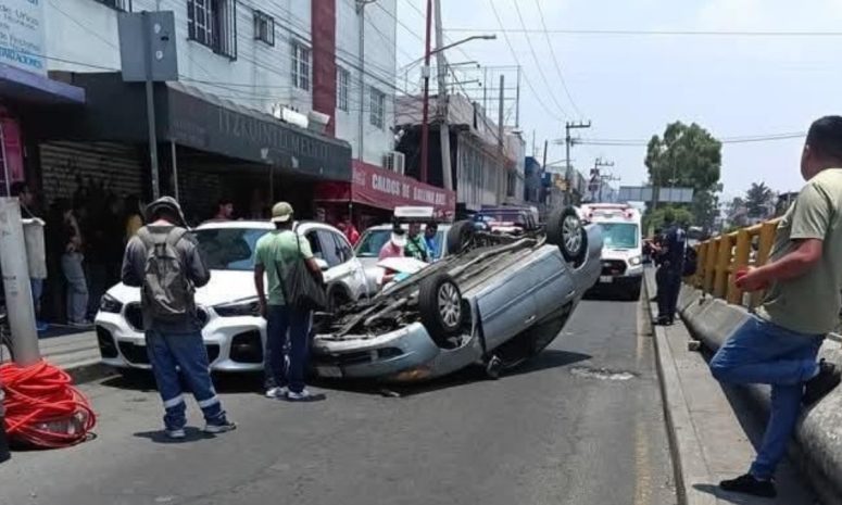 Provoca adulto mayor volcadura tras perder el control