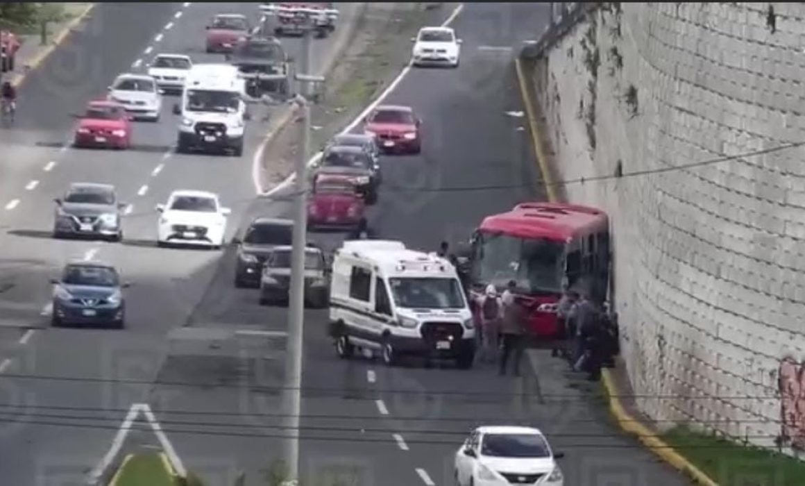 Accidente de camión de pasajeros en Toluca-Atlacomulco deja 20 heridos