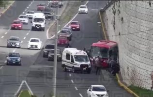 Accidente de camión de pasajeros en Toluca-Atlacomulco deja 20 heridos