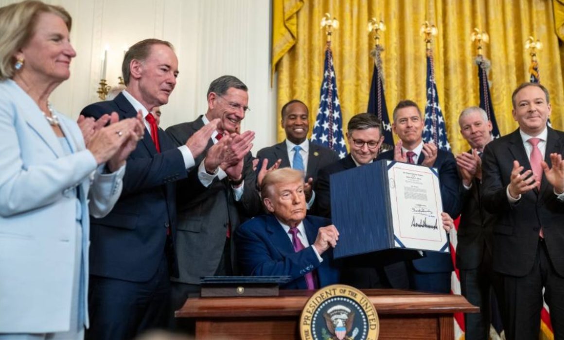 Anuncia Trump que firmó acuerdo comercial con China