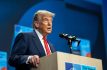 Aplaude Trump fallo que permite avanzar contra ciudadanía por nacimiento