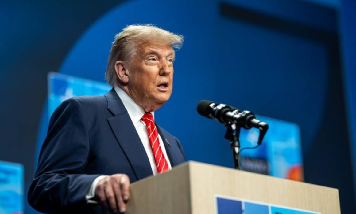 Aplaude Trump fallo que permite avanzar contra ciudadanía por nacimiento