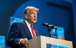 Aplaude Trump fallo que permite avanzar contra ciudadanía por nacimiento