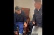 Autoridades apoyan a un adulto mayor