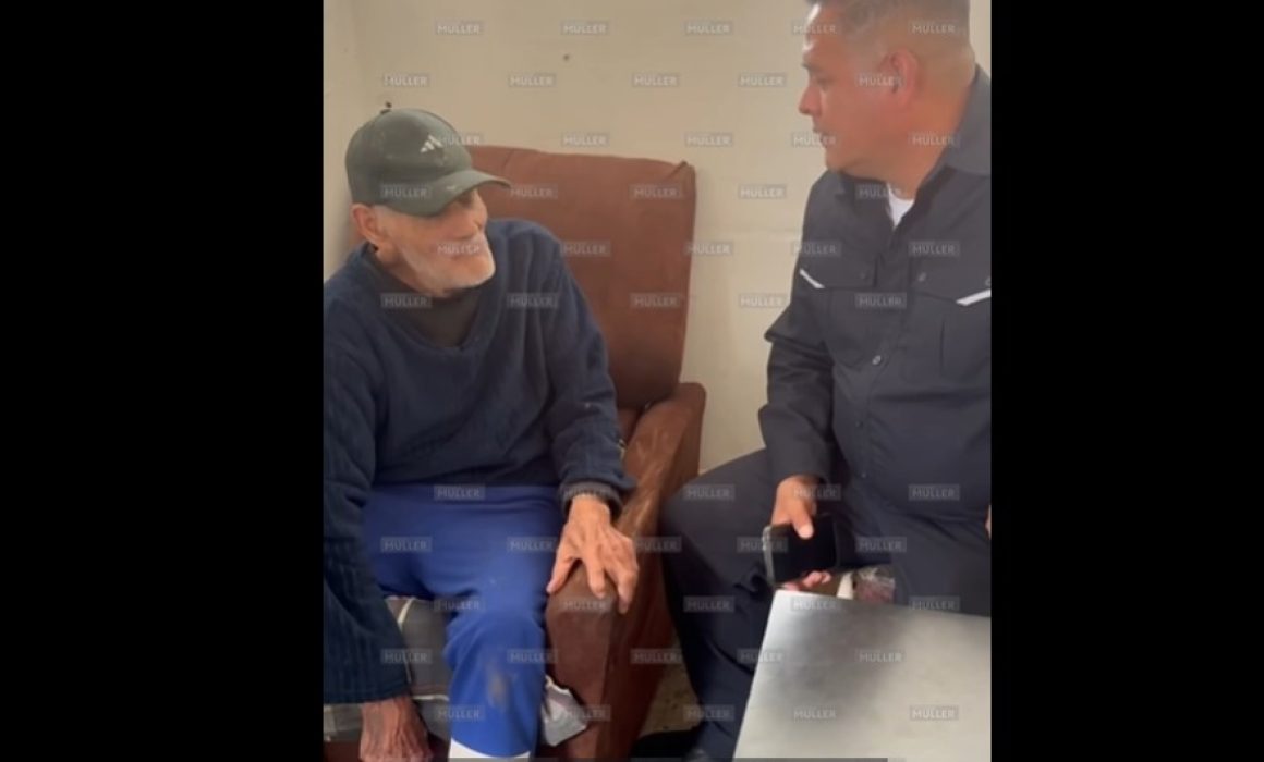 Autoridades apoyan a un adulto mayor