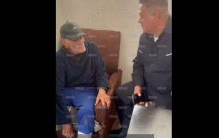 Autoridades apoyan a un adulto mayor