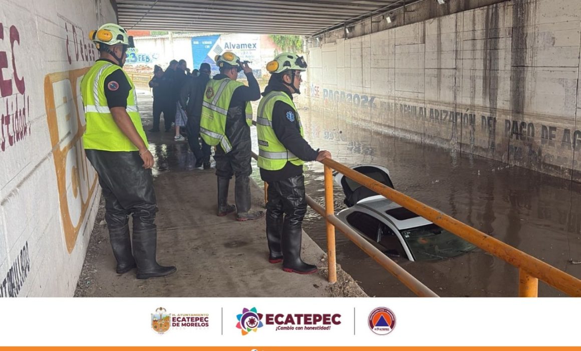 Auxilian a hombre atrapado en su auto por las lluvias en Ecatepec