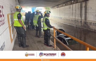 Auxilian a hombre atrapado en su auto por las lluvias en Ecatepec
