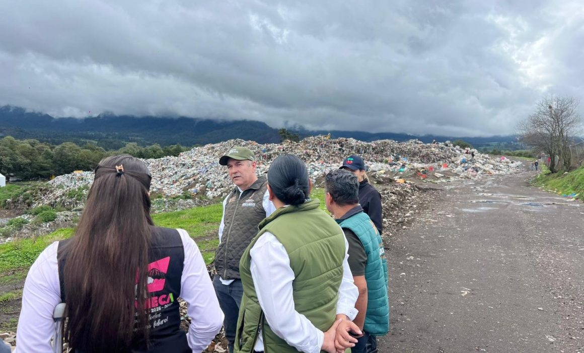 Ayuda Ivette Topete a retirar 32 toneladas de basura en Amecameca