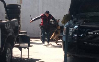 Captan a policías municipales de Chimalhuacán maltratando perritos