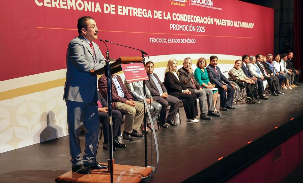 Celebra Edomex a docentes ejemplares con 40 años de enseñanza continua
