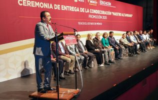 Celebra Edomex a docentes ejemplares con 40 años de enseñanza continua